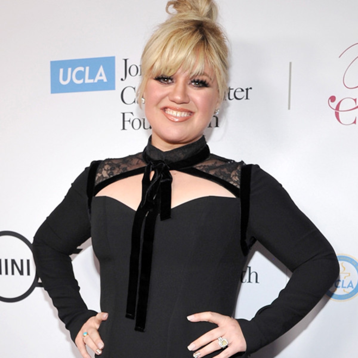 Kelly Clarkson Totally Transforms Her Look With Bang Hairstyle E